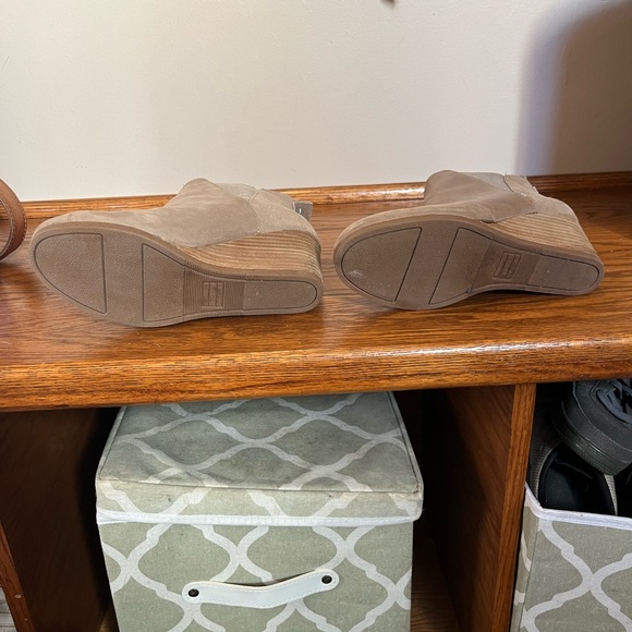 Toms Tan Leather wedge Boots (size 6.5) - Picture 3 of 3